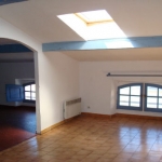 HYERES MEDIEVAL - Appartement T2/3 d'une S.H 60m� env. 3eme et dernier etage. <br> 